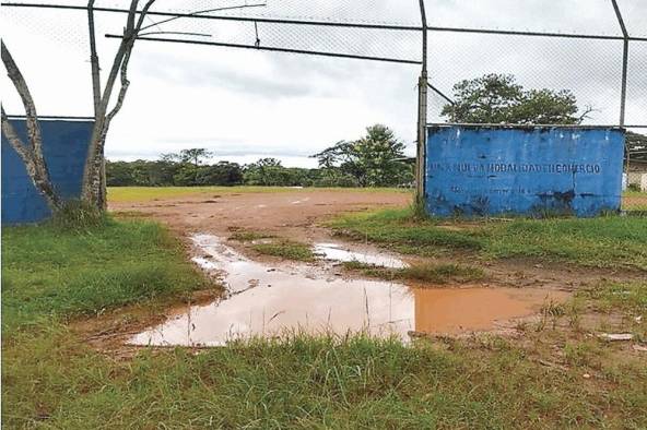 Fachada de la cancha de fútbol de San Francisco, muestra de la desidia gubernamental.