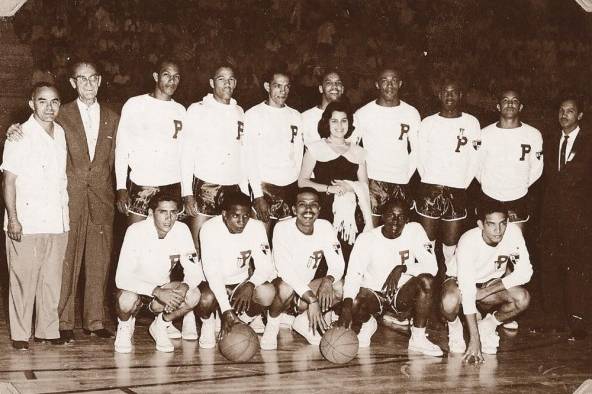 El estelar armador (arrodillado solo con el balón) estuvo en el quinteto que ganó el Centroamericano en 1961.