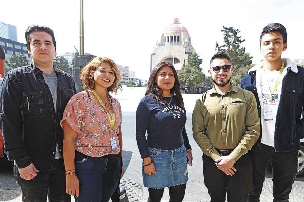 Los 'dreamers' Ángel Antonio Aviña, Chantal López Victoria, Itzel Estévez García, Mauricio López Rodríguez y José Rodrigo Rojas Martínez posan en Ciudad de México.