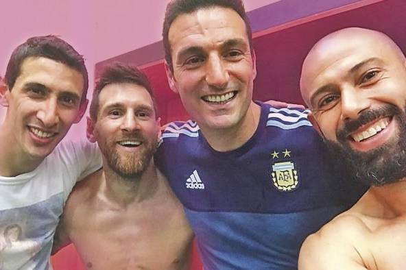 Di María, Messi, Scaloni y Mascherano, una foto que refleja camaradería y afecto a lo interno de la selección.