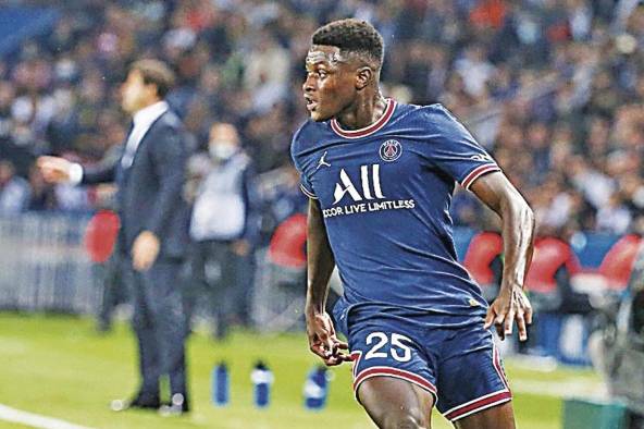 El defensor Nuno Mendes, durante un partido con el Paris Saint-Germain.