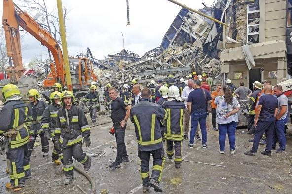 Equipos de rescate junto a un edificio administrativo que resultó dañado en un ataque con cohetes en la ciudad de Odesa ayer 20 de julio.