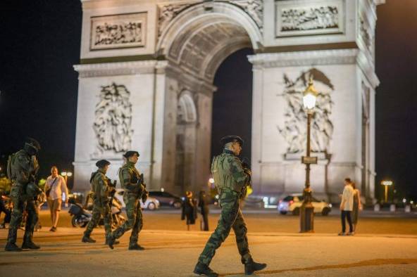 Un grupo de militares vigila las áreas turísticas de la ciudad de París, como al Arco de Triunfo.