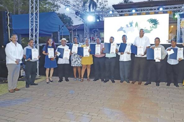 En la velada, cargada de agradecimientos para los patrocinadores y amigos del parque, se entregaron reconocimientos a trabajadores con más de 15, 30 y 40 años de servicio.