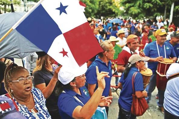 Ayer, organizaciones docentes continuaron sus protestas contra la Ley 406 en las inmediaciones de la iglesia del Carmen.