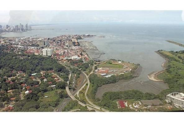 Una vista de la construcción de la cinta costera 3 del lado de El Chorrillo en agosto de 2012, justo cuando se inicia la crisis económica finalizada. Durante el período entre 2001-2011 la economía de Panamá creció de forma casi ininterrumpida, lo que permitió el desarrollo de megaproyectos de infraestructura pública y la consolidación de la imagen de 'skyline'. panameño.