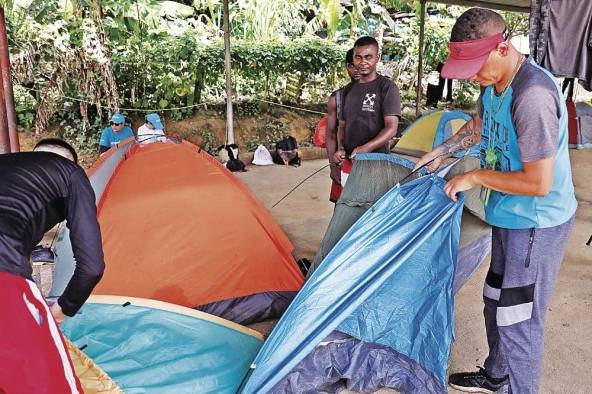 Los migrantes instalan sus carpas sin un orden predeterminado.