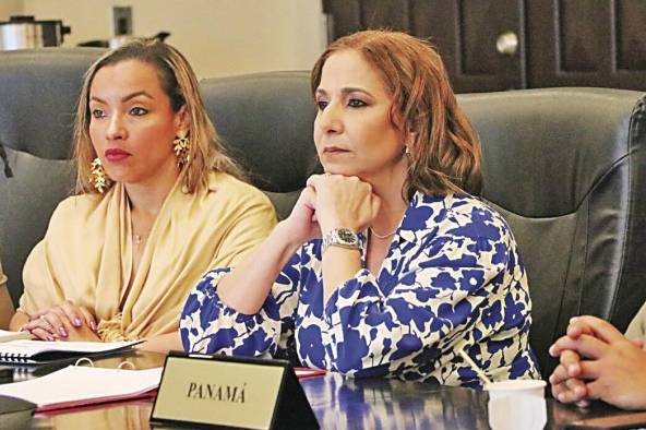 Samira Gozaine, directora del Servicio Nacional de Migración, junto a la subdirectora de la entidad María Isabel Saravia.