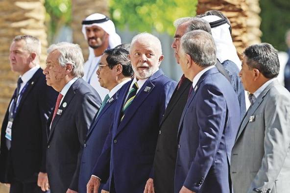 El presidente de Brasil, Luiz Inacio 'Lula' da Silva, camina entre otros líderes durante la COP28 en Expo City Dubái.