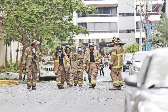 Bomberos de Panamá, este martes, durante la explosión en el PH Urbana.