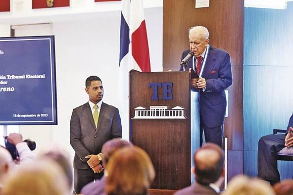 Luis H. Moreno durante la entrega de la condecoración Tribunal Electoral.