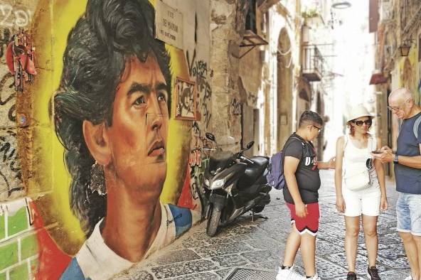 Mural de Maradona en el centro histórico.