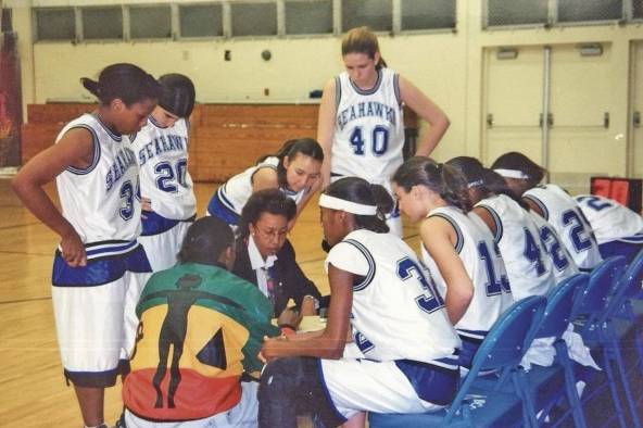 Las Seahawks fueron uno de los quintetos universitarios que dirigió Mendoza en Estados Unidos.