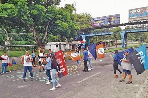 Un grupo reducido de estudiantes de la UP mantuvo el cierre de la vía Simón Bolívar.