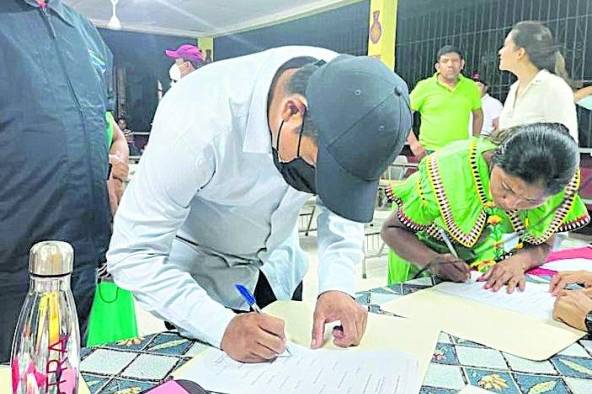 Dirigentes populares de la comarca acusaron de “traidores” a quienes firmaron el acuerdo en San Félix.