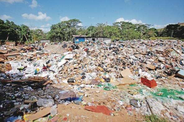 Residuos plásticos en el vertedero de cerro Patacón, ciudad de Panamá.