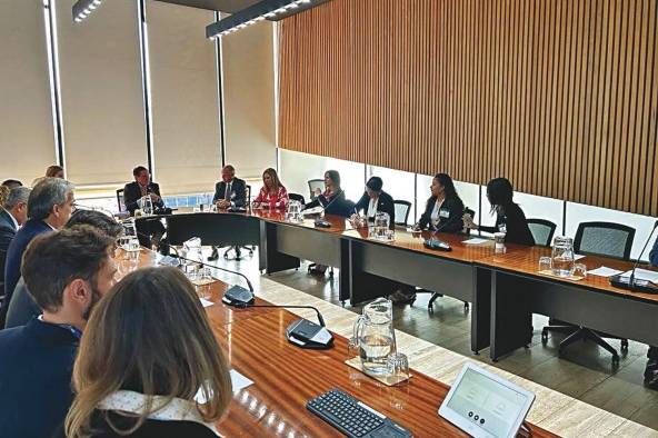 La delegación de empresarios panameños durante una reunión con inversionistas en Chile, este lunes.