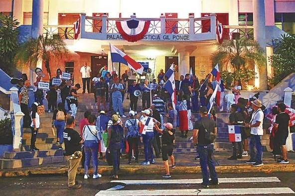 Sectores de la sociedad civil mantuvieron una vigilia en la CSJ, reclamando celeridad en el fallo sobre las demandas de inconstitucionalidad contra la ley 406.