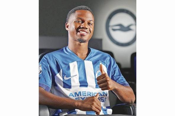 Ansu Fati posa con los colores del Brighton &amp; Hove Albion.