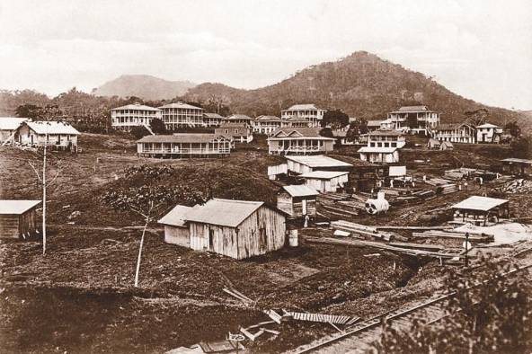 Fotografía del poblado de Nueva Gorgona con la construcción de las edificaciones que utilizarían los norteamericanos durante la construcción del Canal. A partir de diciembre de 1912 se da la orden de despoblamiento y los poblados dentro de la Zona fueron desmantelados y su población expulsada.