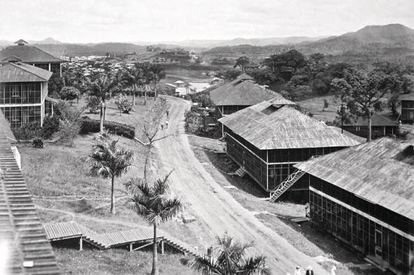 Vista del poblado de Culebra, en el que se puede observar la tipología de vivienda construida en la Zona durante la fase de construcción del Canal. entre 1904 a 1914.