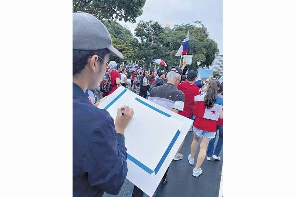 El artista vivió la represión al formar parte de la multitud en las protestas.