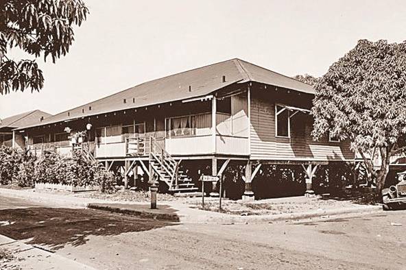 Ejemplo de las 'viviendas de campamento' construidas inicialmente en muchos de los poblados de la Zona del Canal. En este caso, un edificio de apartamentos para empleados del 'silver roll', completado en marzo de 1914, en La Boca, Zona del Canal.