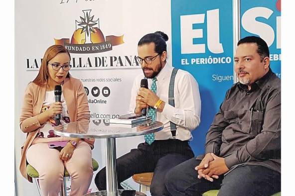 Johana Garay (i) y José Lasso (d), coautores del libro, durante la entrevista con el periodista Juan Cajar (c).