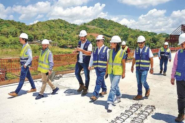 Representantes del BCIE durante un recorrido por el proyecto del corredor de las playas.