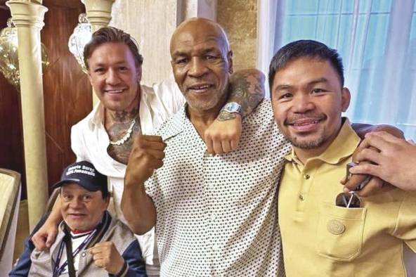 Roberto Durán (sentado), Conor McGregor (i.), Mike Tyson (c.) y Manny Pacquiao (d.) durante su encuentro