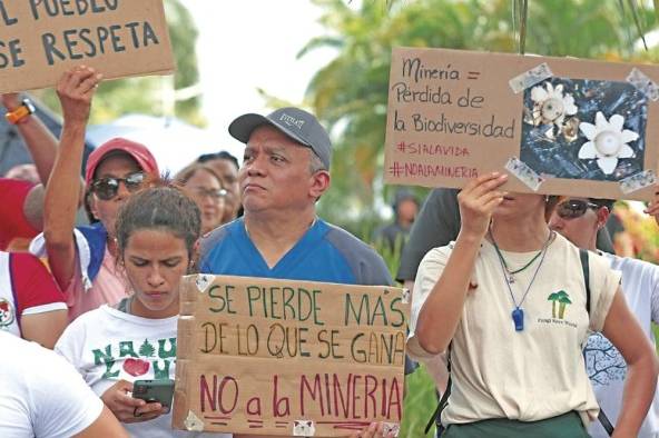 Ayer en la Cinta Costera se realizó una protesta ciudadana en contra de la aprobación del contrato ley minero.