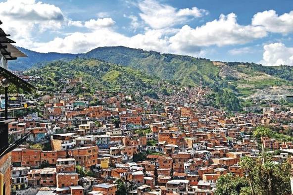 Después de años de violencia, la Comuna 13 se ha transformado en uno de los sitios turísticos más visitados de Colombia.