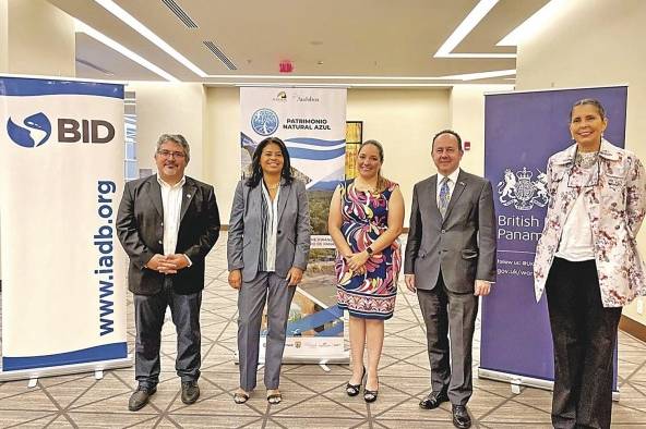 Julio Montes de Oca, director de Resiliencia Costera de Audubon Américas; Rocío Medina-Bolívar, representante país del BID; Yenifer Díaz, directora de Proyectos de Audubon Panamá; Tim Stew, embajador del Reino Unido, y Rosabel Miró, directora ejecutiva de Audubon Panamá