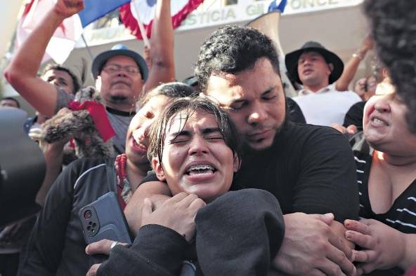 Las personas apostadas en la Corte lloraron y gritaron de emoción al conocer el fallo