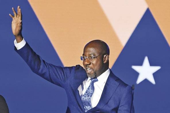 El senador estadounidense Raphael Warnock agradece a sus seguidores en la noche de las elecciones en Atlanta, Georgia.