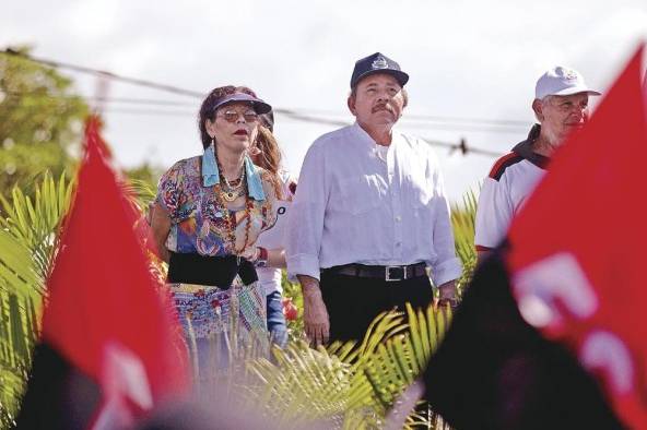 El presidente de Nicaragua, Daniel Ortega (c)y su esposa y vicepresidente de este país, Rosario Murillo.