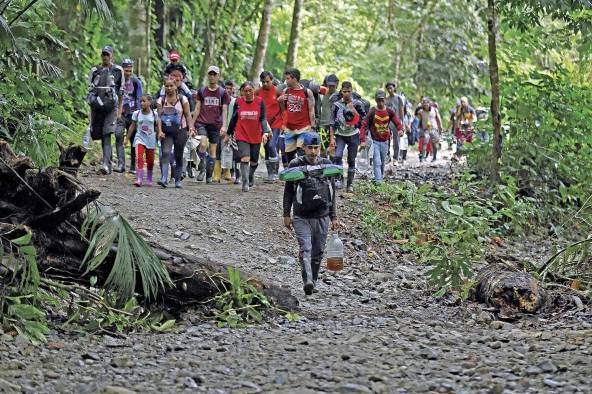 Un grupo de migrantes camina hacia el Darién durante su recorrido hacia Norteamérica. Crece la cantidad de niños que los acompañan.