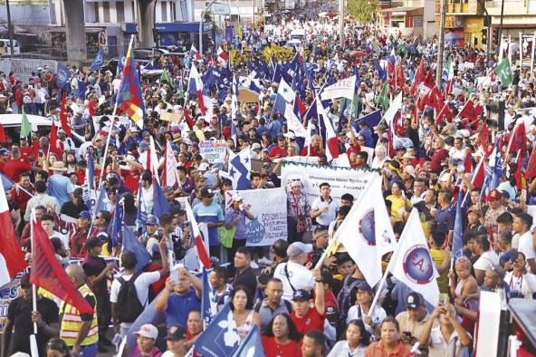 Diversas organizaciones obreras, docentes, indígenas, campesinas y ambientalistas marcharon ayer hacia la Asamblea para expresar su rechazo al contrato minero.