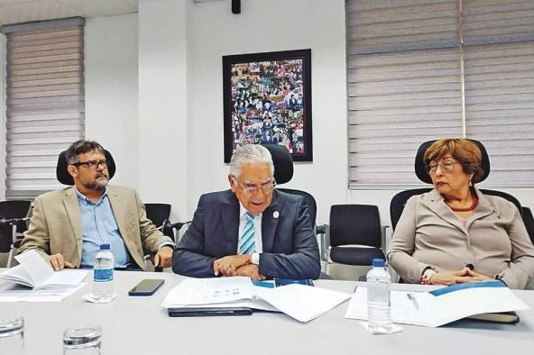 Juan Bosco Bernal (c.), rector de Udelas, junto a James Bernard, secretario general, y Doris Hernández, vicerrectora académica.