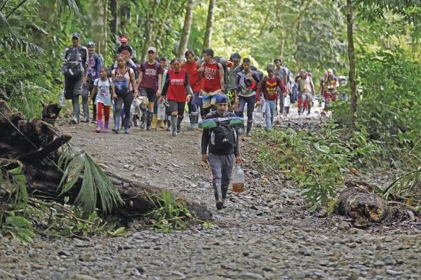 Grupos de migrantes, durante su travesía por la selva del Darién