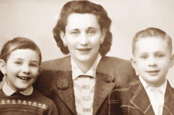 Blanca Klein y sus dos hijos, George y Janett, año 1957.