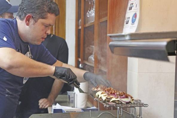 El chef Pascual armando sus hamburguesas