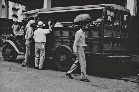 Fotografía de una 'chiva' o pequeño bus que brindaba transporte público en la ciudad de Panamá. Foto tomada en 1939.