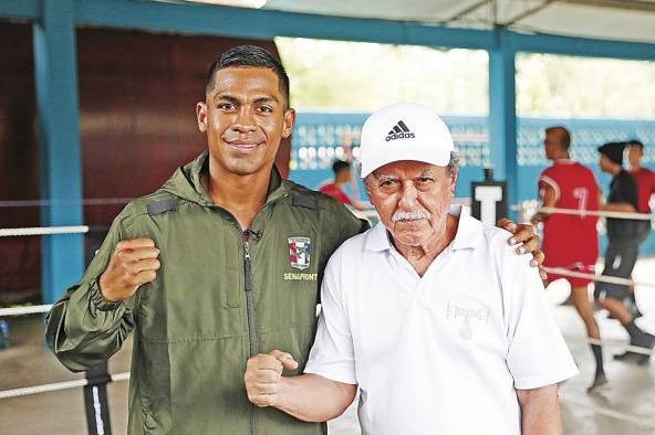 'El Científico' Núñez junto a su entrenador Gustavo Cervantes.