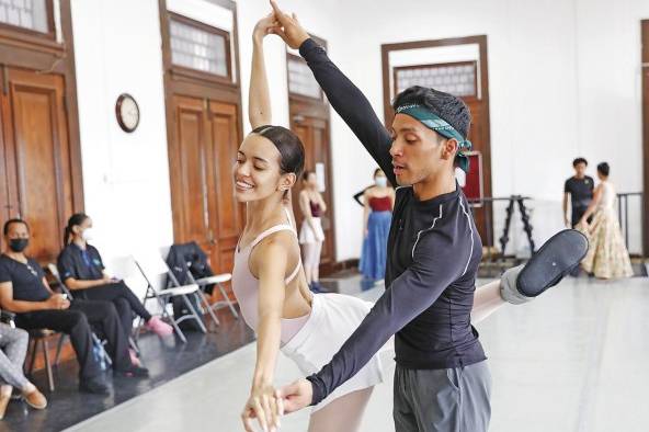 Edgar Santamaría y Melissa Gaona bailan 'El gallo y la gallina'.