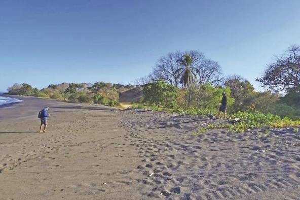 La playa El Gato tiene unos 800 m de largo y unos 18 m de ancho, con una pendiente de 4% en promedio.