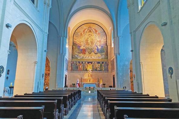 La blancura de los muros de la iglesia de San Francisco de Asís contrasta con sus coloridos vitrales y el mosaico del altar mayor.