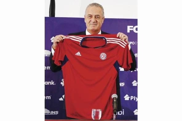 Gustavo Alfaro exhibe la camiseta de la selección tica como testimonio del comienzo de su ciclo.