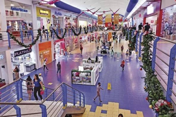 Vista del movimiento de compradores en el centro comercial de Albrook, el más grande del país.