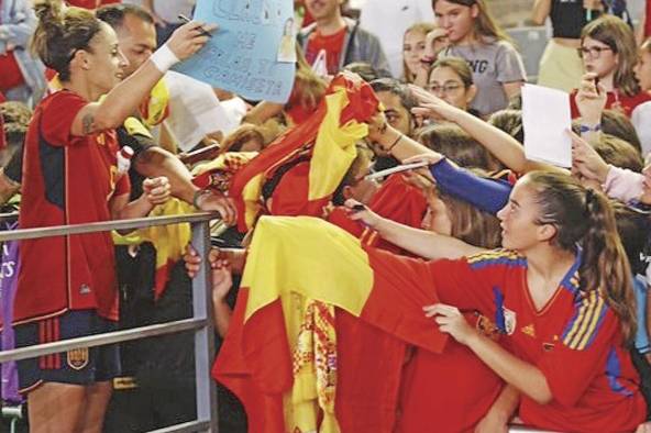 Las expectativas con la selección española son muy altas, aupadas por su prevalencia actual en las categorías inferiores donde España es campeona femenina mundial en la Sub-20 y la Sub-17